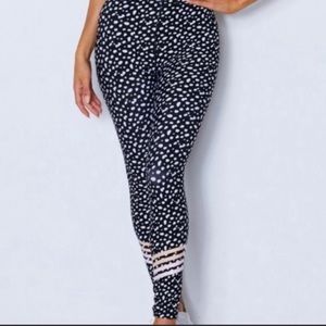 ISO: Sarah’s day sweet and sassy Leggings in black